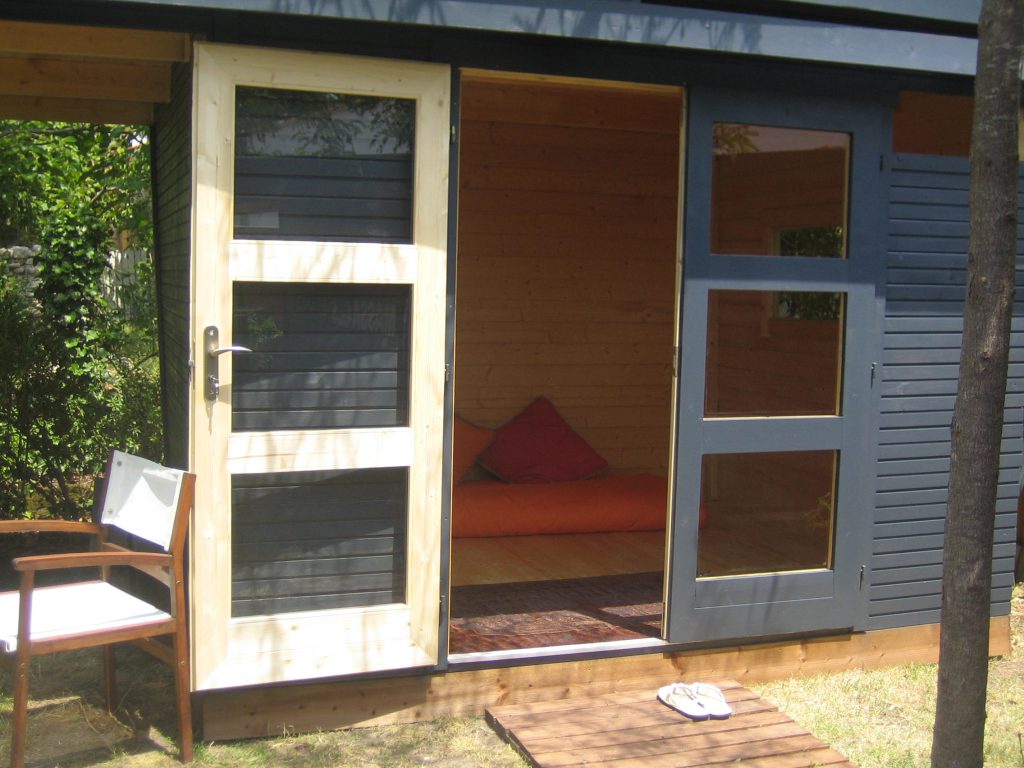 La cabane de massage, porte ouverte