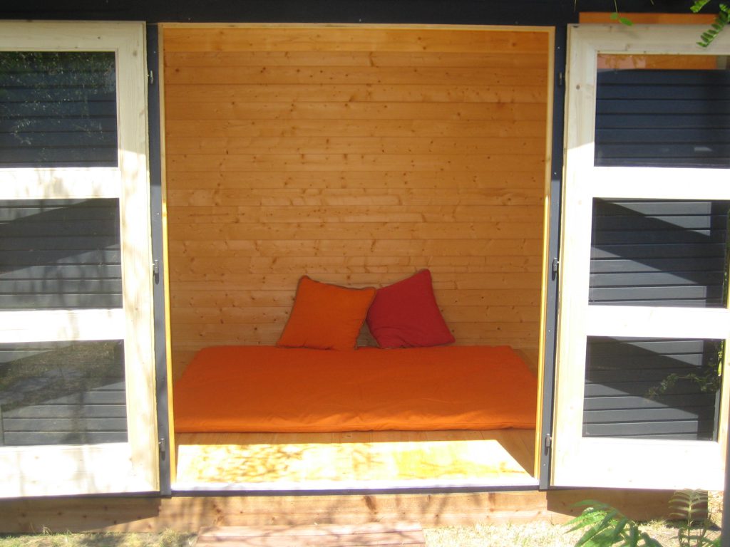 La cabane ouverte sur le futon de massage