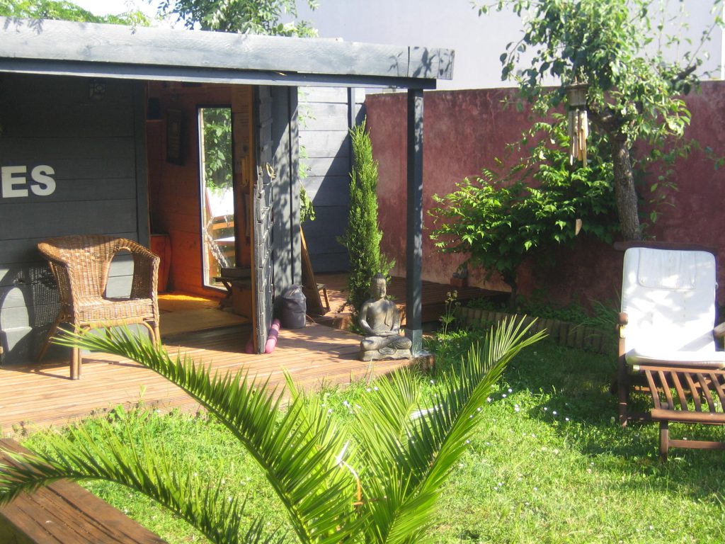 L'entrée de la cabane de massage, côté jardin