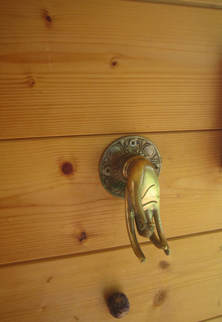 Détail en laiton sur la paroi en bois de la cabane