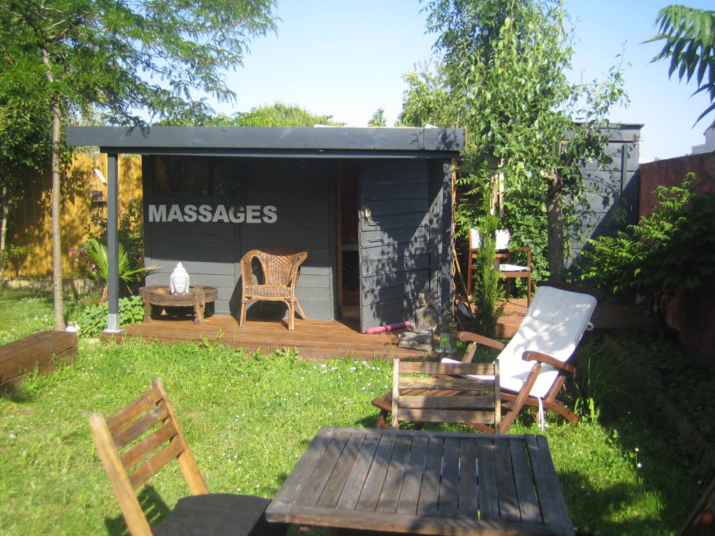 Le jardin et la cabane de massage, avec sa terrasse en bois