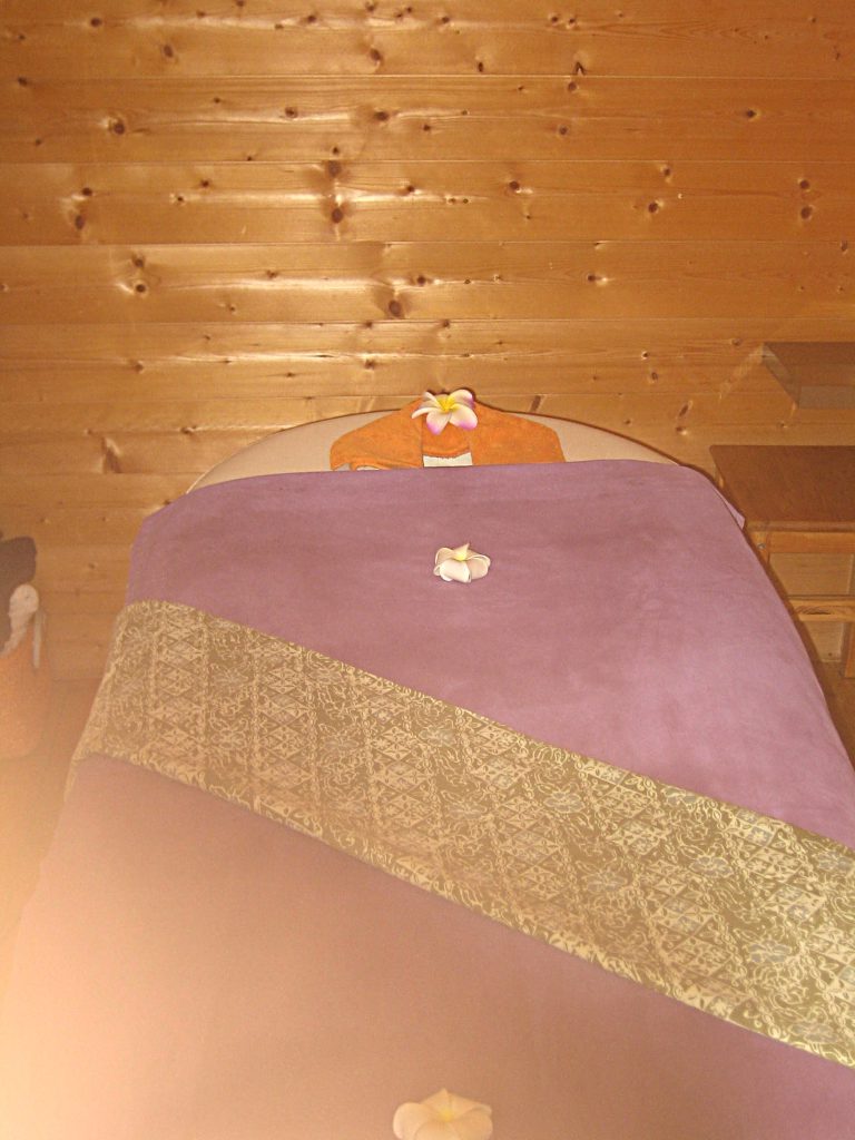 La table de massage dans la cabane en bois