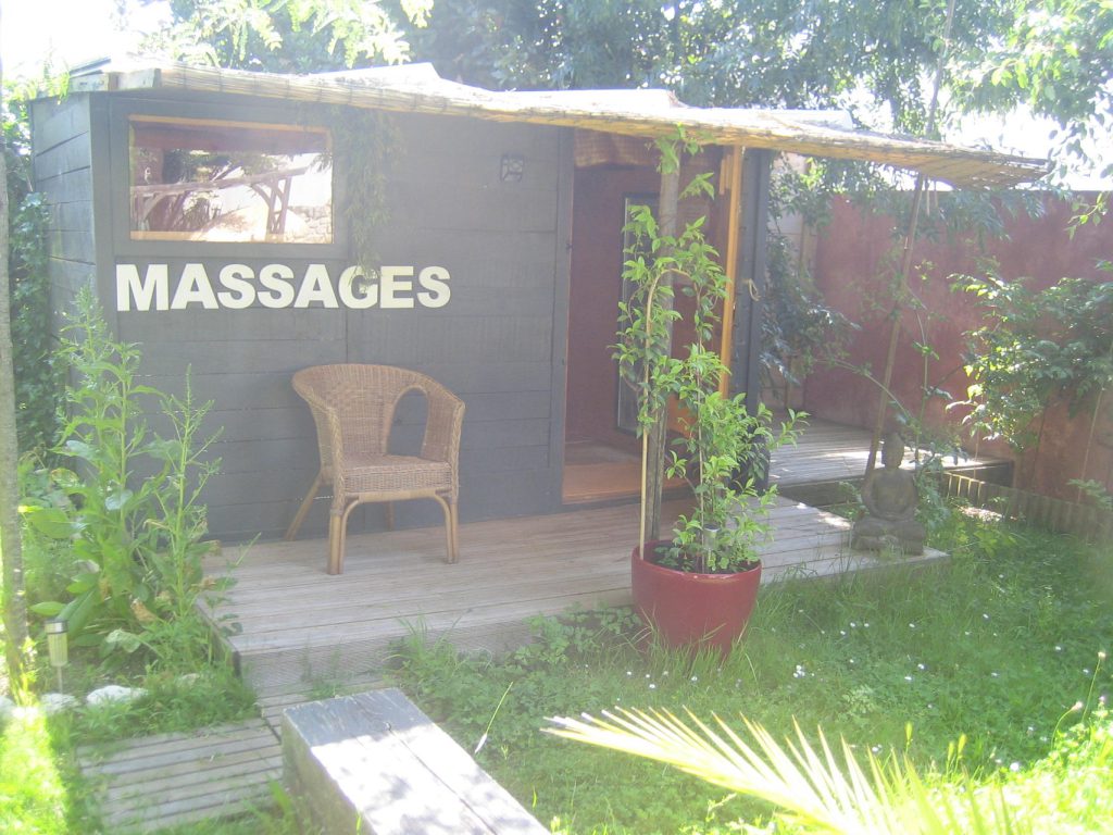 La cabane « Massages » et sa terrasse