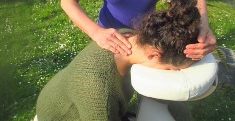 Massage assis amma dans le jardin