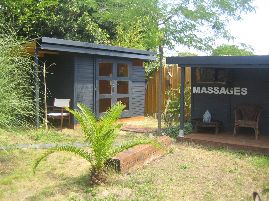 Le jardin et les cabanes au fond